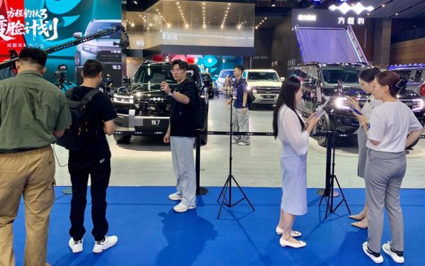 速盈配资 成都车展观察｜车企备现车、推免息，“抢单战”销售马力全开